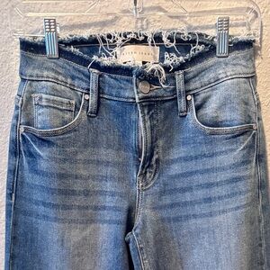Risen wide cropped Jeans
Frayed hem & waist
Inseam 25
NWOT